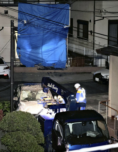 ８５歳女性運転の乗用車、丁字路の突き当たりの民家に突っ込む…住人と運転手２人が病院搬送