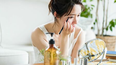 「プチプラ」の活用法から「ナチュラルメイク」の裏側まで…知っておきたい【大人メイク】4つの新常識