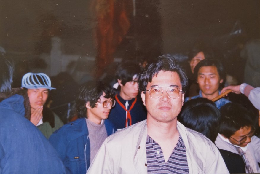 1989年、天安門広場に集まり民主化を求める学生や市民の大規模デモの様子