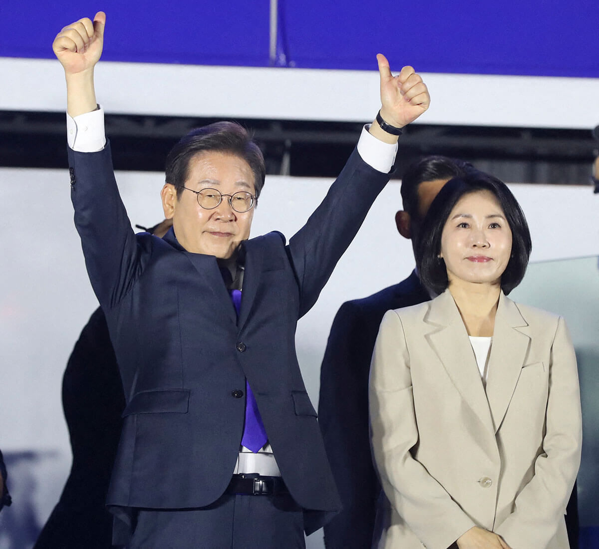 当選を喜び、支持者に応える韓国の李在明大統領（左）と金恵京夫人