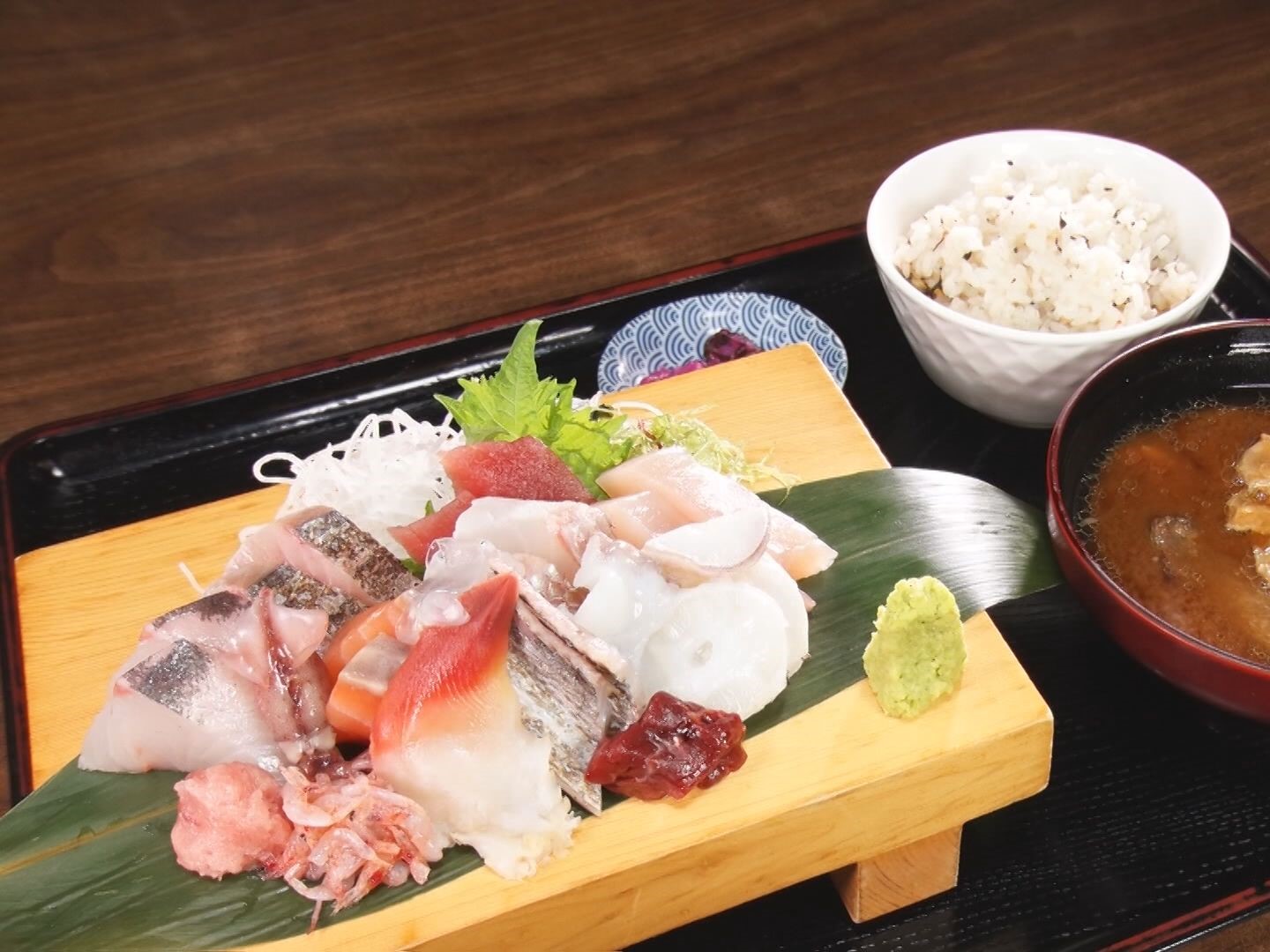 岡崎市の魚市場食堂「平の屋」一番人気の「お刺身盛り合わせ定食 竹」豪華な刺身の盛り合わせ