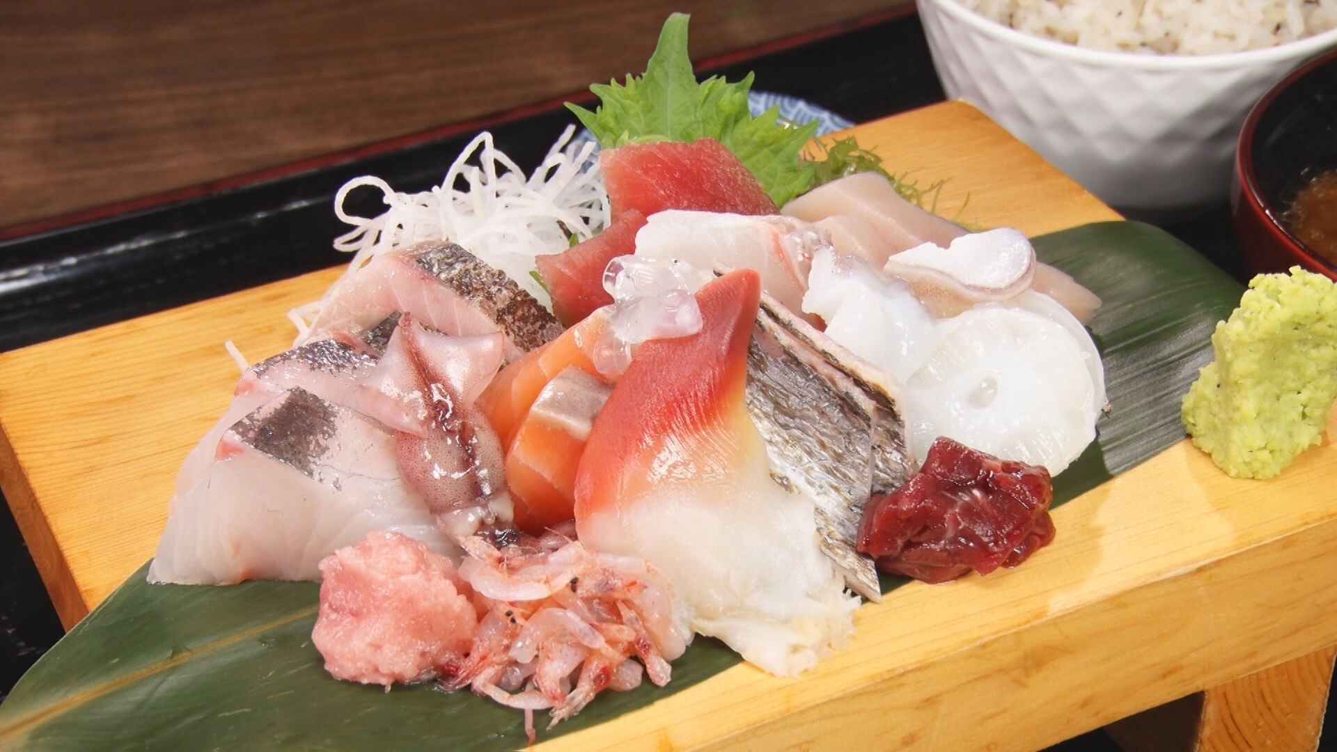 「平の屋」の刺盛定食「竹」に含まれる新鮮なタチウオやニタリクジラなどの刺身