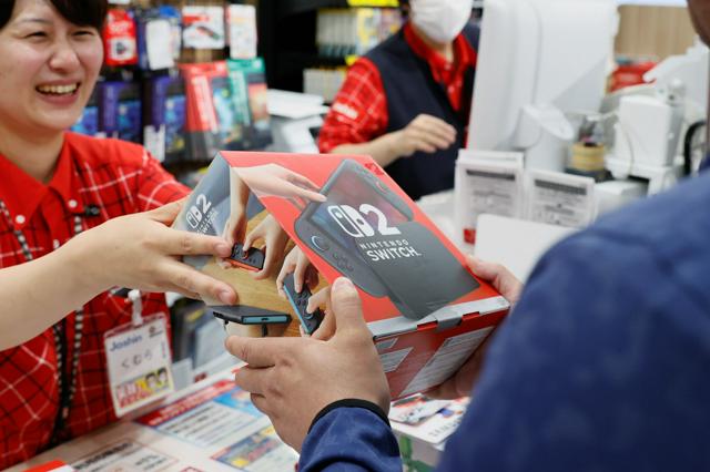 大阪のジョーシン日本橋店で、予約抽選に当選しNintendo Switch 2を受け取る購入者たち