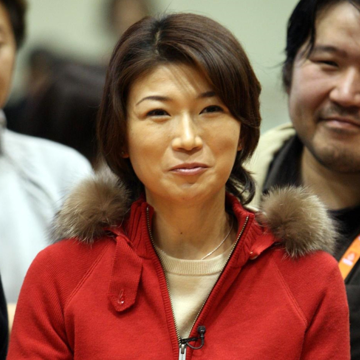 弔問時の黒いシースルーワンピース姿で報道陣に対応する青山祐子元アナウンサー