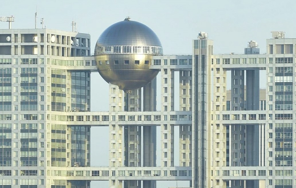 フジテレビの清水賢治社長が記者会見で港浩一前社長、大多亮元専務への法的責任追及について説明する様子