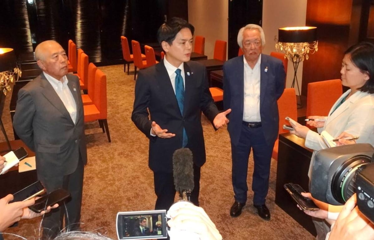横浜市長選を巡り、経済界との会合後、取材に応じる山中竹春氏