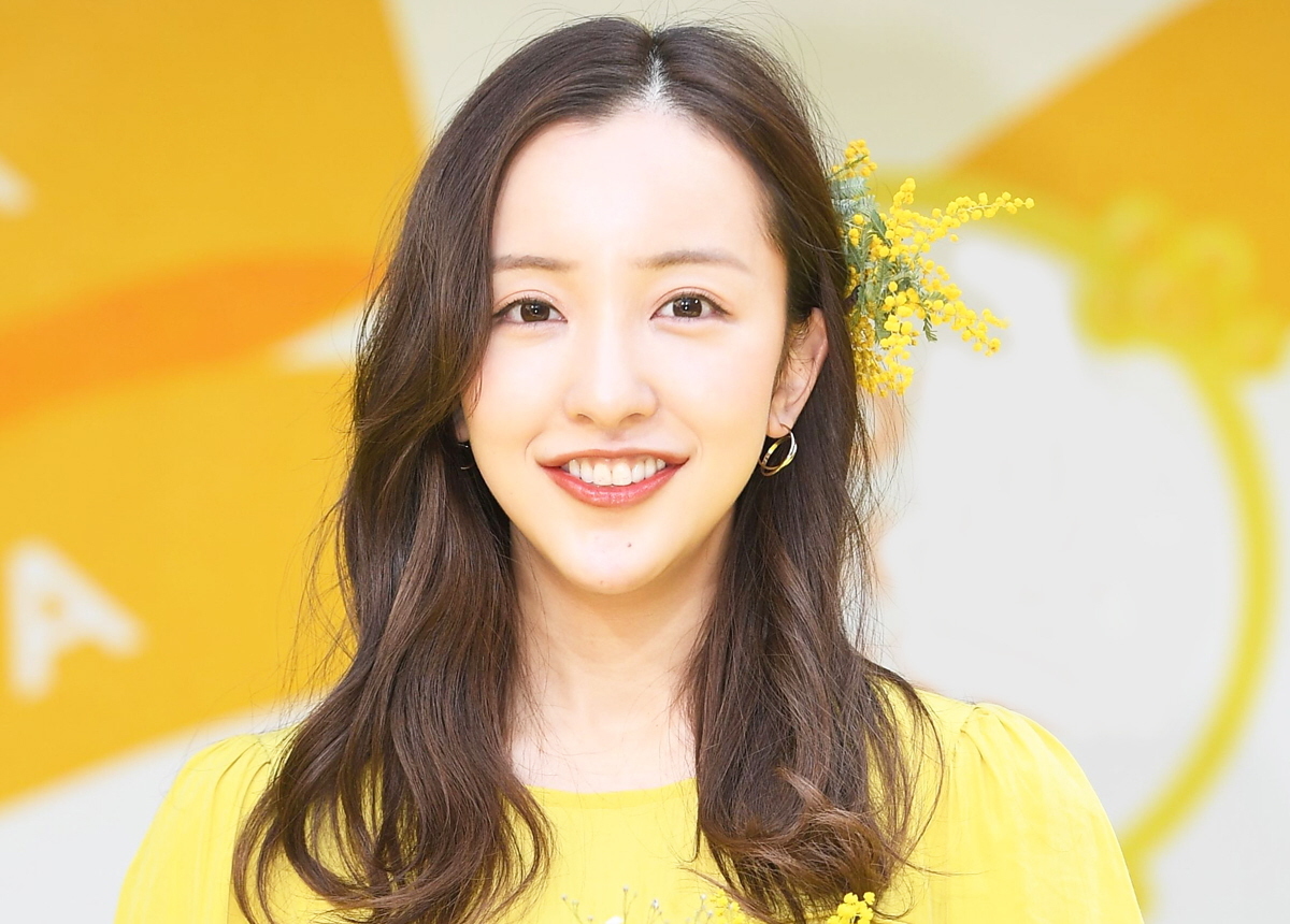 板野友美、キュートすぎる笑顔の新ビジュアル＆ニュー・シングル