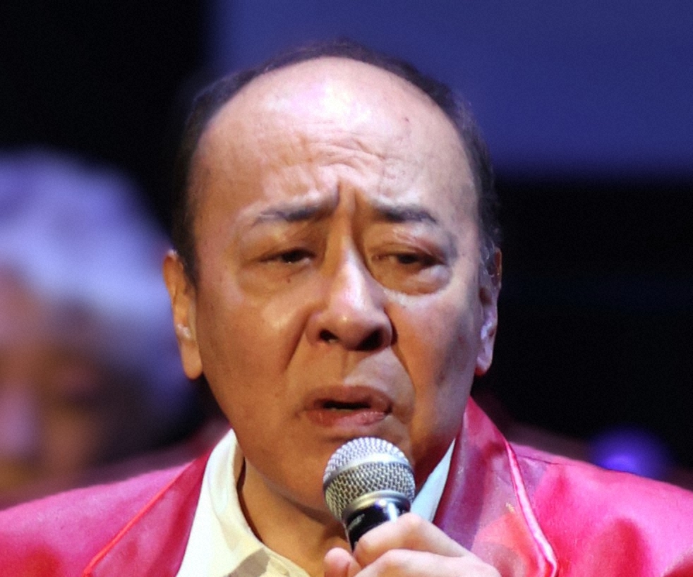 モト冬樹さんと妻の由美さん、笑顔の結婚会見の様子