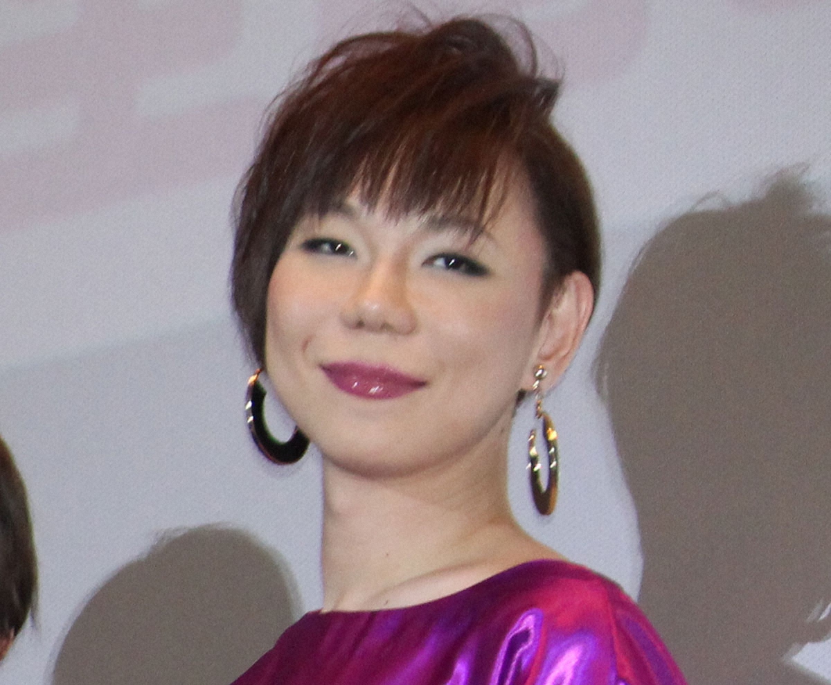 ミッツ・マングローブがラジオ番組でスターの法則について持論を展開する様子