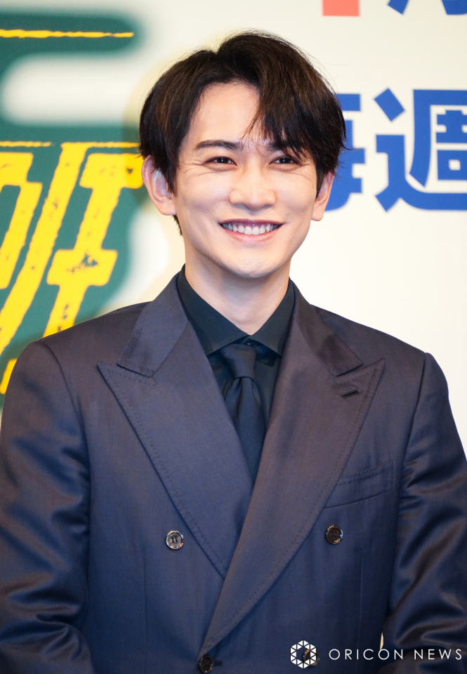 ドラマ『失踪人捜索班 消えた真実』より、城崎達彦役の町田啓太と妻役の泉里香が仲良く自撮りする撮影風景