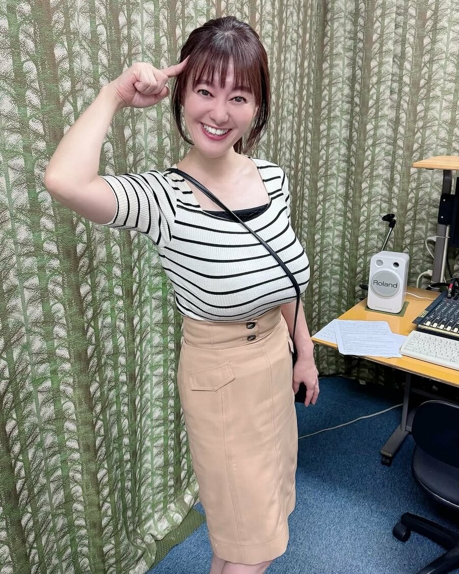 沖縄県国頭村のヤンバルクイナモニュメント前でポーズをとる元NHK沖縄キャスター竹中知華。黄色いシャツとオレンジのショートパンツ姿。