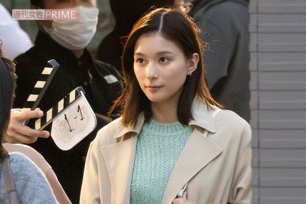 多忙なスケジュールで体調が懸念される女優・芳根京子の写真