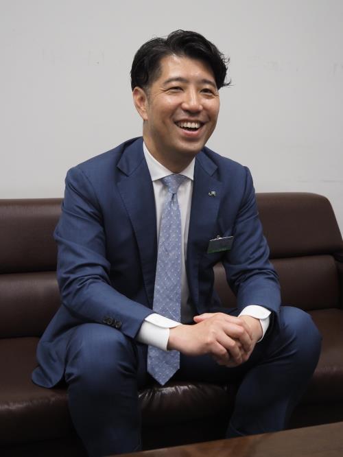 JR東日本マーケティング本部の出川智之氏が、高輪ゲートウェイ駅での「エキナカフライデー」イベントについて説明している様子。
