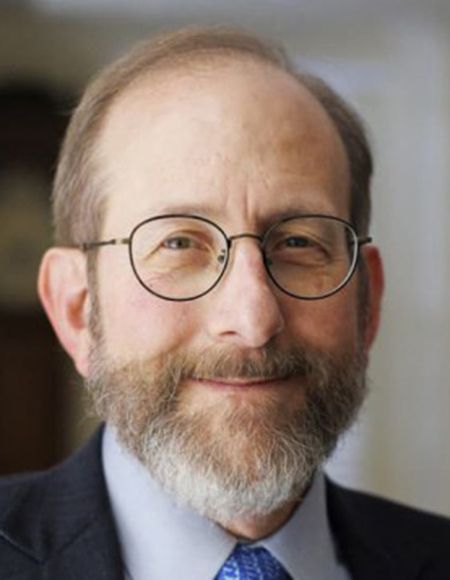 ハーバード大学の卒業式で演説するアラン・ガーバー学長
