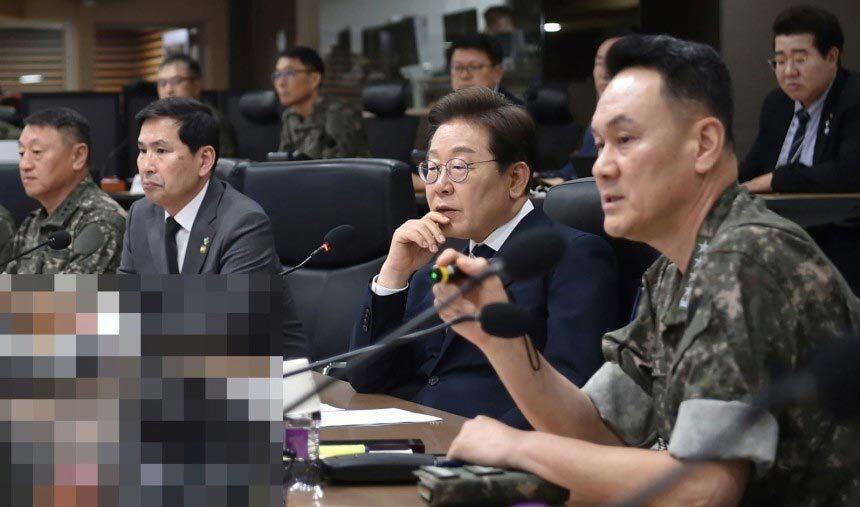 李在明韓国大統領が金明秀合同参謀本部議長より軍の防衛態勢について報告を受ける様子