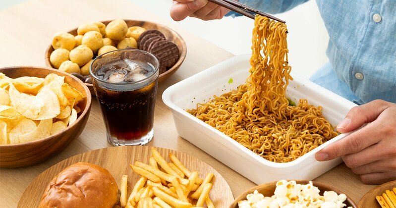 ストレスを感じやすい状況での過食をイメージした写真