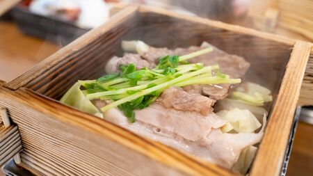 せいろ蒸しで野菜を調理する様子