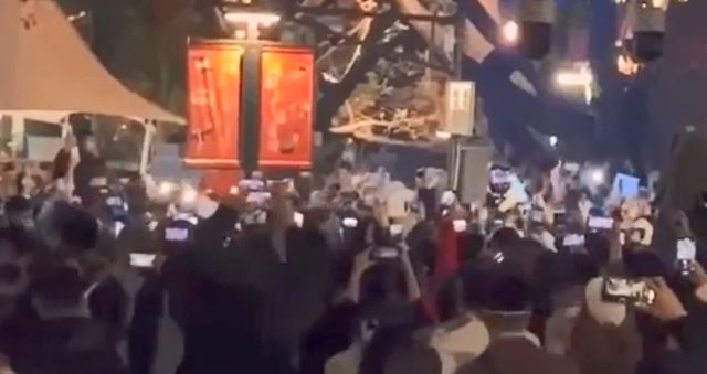 中国の街頭で白い紙を掲げる「白紙デモ」参加者たち