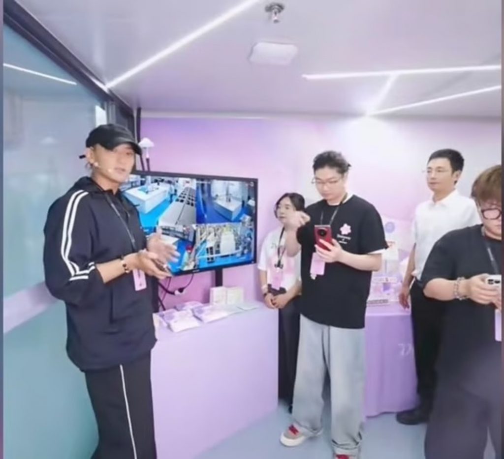 モニターに工場の様子を映し出し、生理用品ブランド「Domyway」を紹介するタオ氏（中国の動画プラットフォーム「抖音」ライブ配信より）