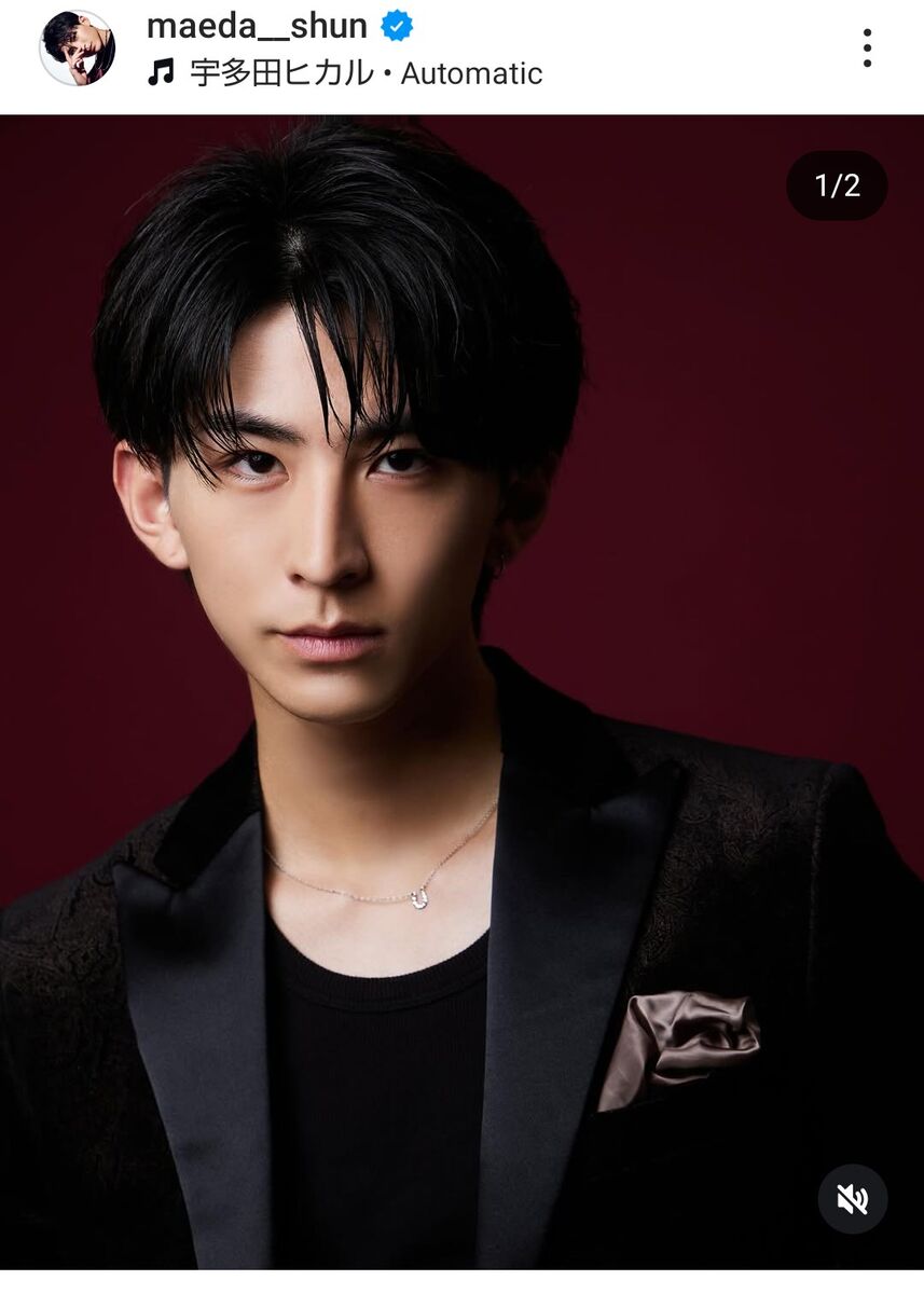 前田俊さんがインスタグラムで公開したホスト姿。黒いスーツで新たな挑戦への意気込みを示す。