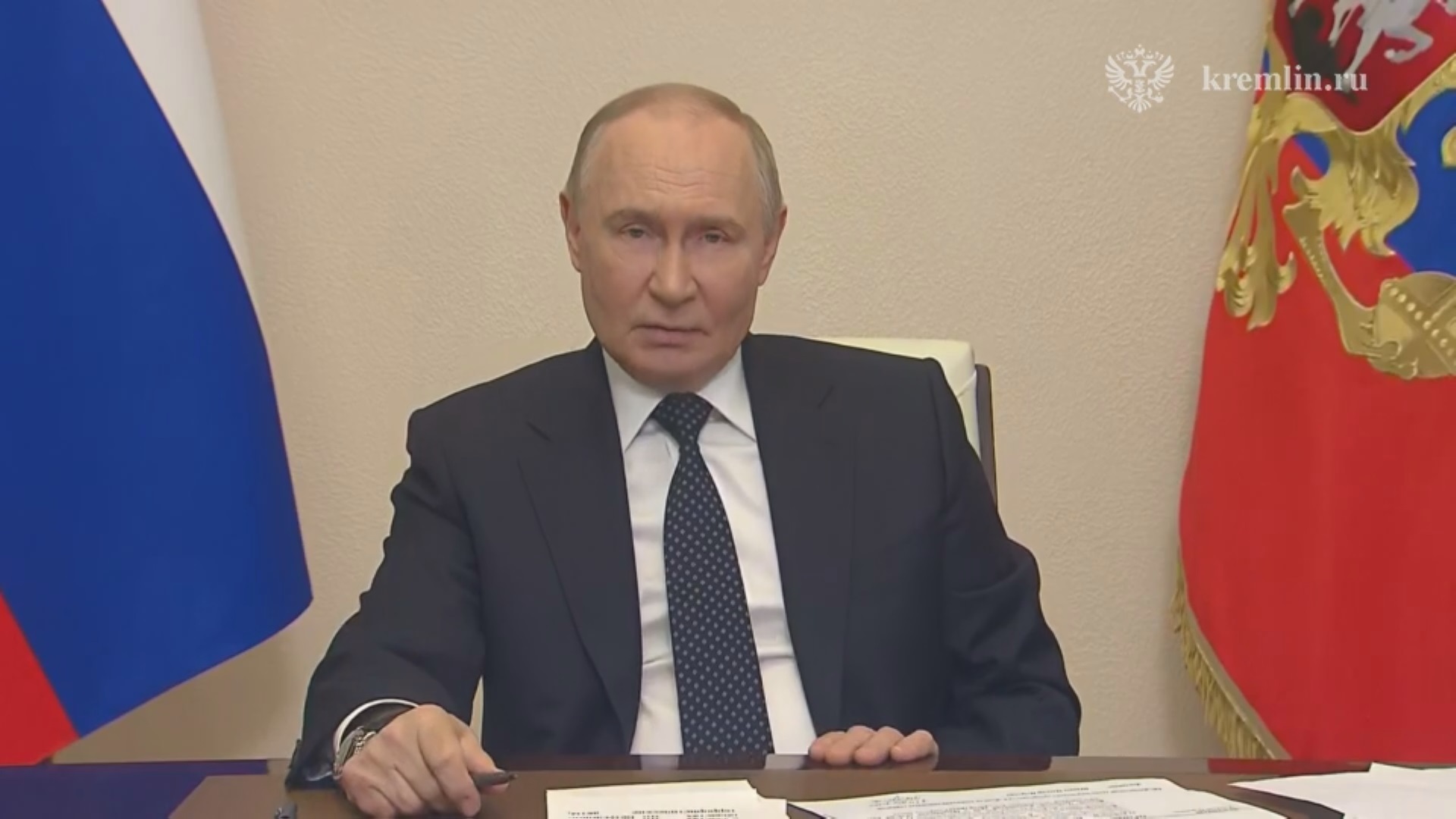 ロシアのプーチン大統領が政府関係者との会議で発言する様子