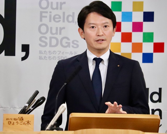 定例会見で質疑に応じる兵庫県の斎藤元彦知事（県庁にて）