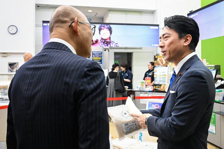 政府備蓄米の販売状況を視察する小泉進次郎農林水産相（右）ファミリーマート店舗にて