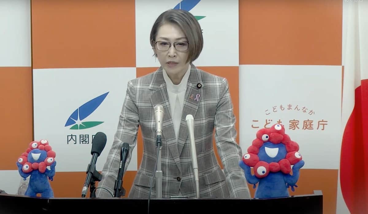 三原じゅん子こども政策担当相が会見で質問に答える様子