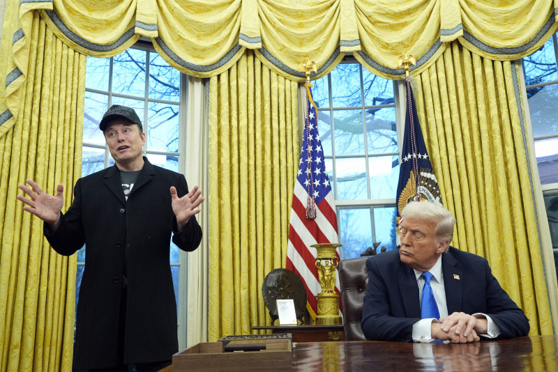 ホワイトハウスで会談するトランプ大統領（右）とイーロン・マスク氏（左）。政権離脱前の様子。