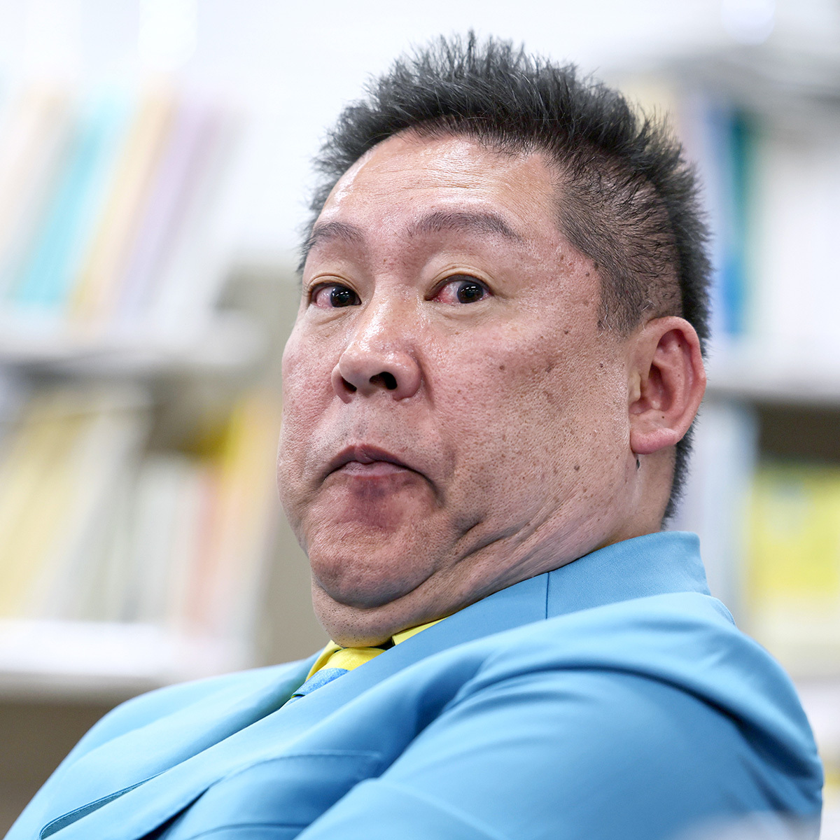 奥谷謙一氏の自宅兼事務所前で街頭演説を行う立花孝志氏