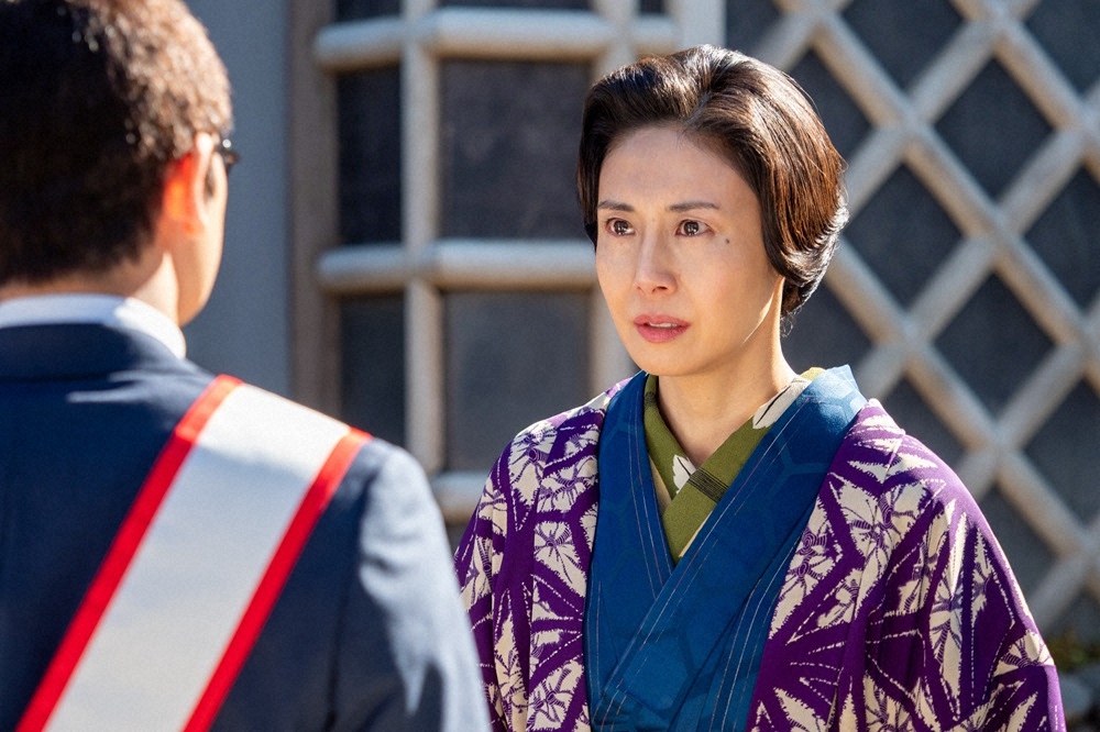 出征する息子・柳井嵩のもとへ駆け寄る母親・登美子（松嶋菜々子）