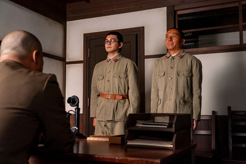 連続テレビ小説「あんぱん」第50話、入隊した柳井嵩（北村匠海）が今野康太（櫻井健人）と思わぬ再会を果たす場面。