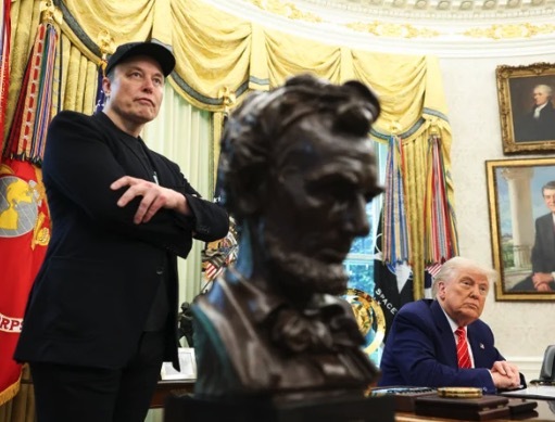 トランプ政権下で政府効率化省（DOGE）トップを務めたイーロン・マスク氏に関するホワイトハウスでの会見写真