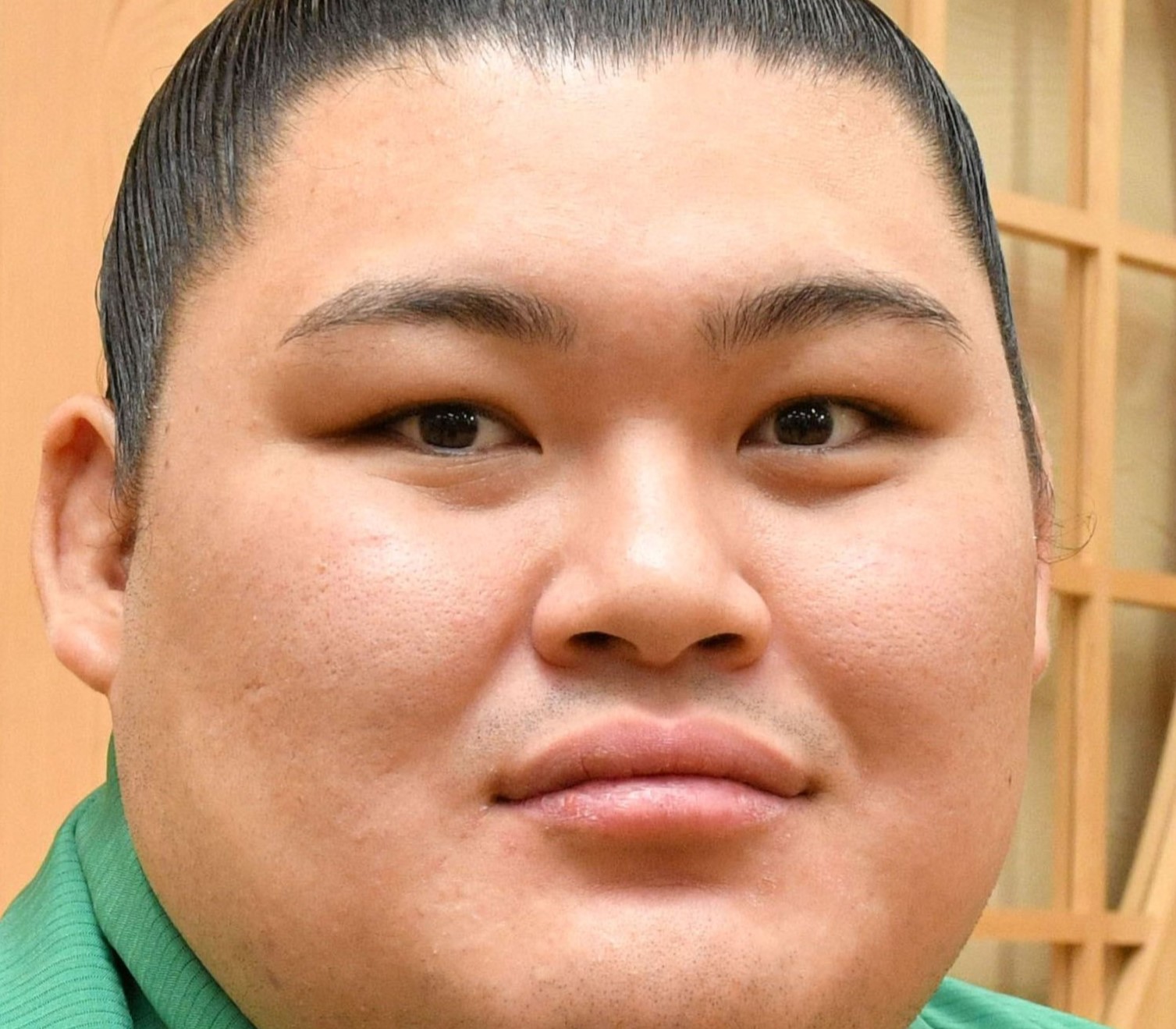 吉瀬美智子さんと大の里関が腕組みして笑顔で写るツーショット写真