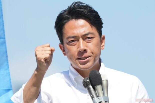農林水産大臣として備蓄米のおにぎりを試食する小泉進次郎氏