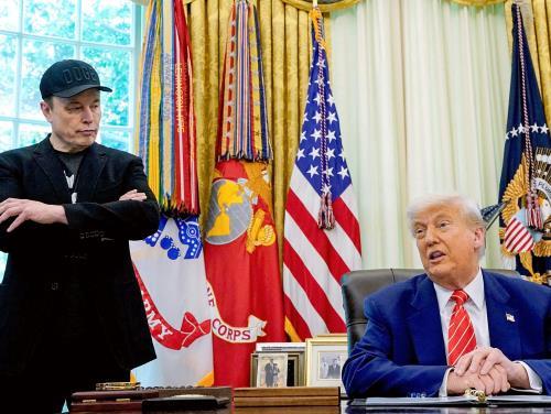 トランプ前大統領と実業家イーロン・マスク氏。減税法案を巡る対立で関係悪化が決定的となった両氏の様子を捉えた写真。