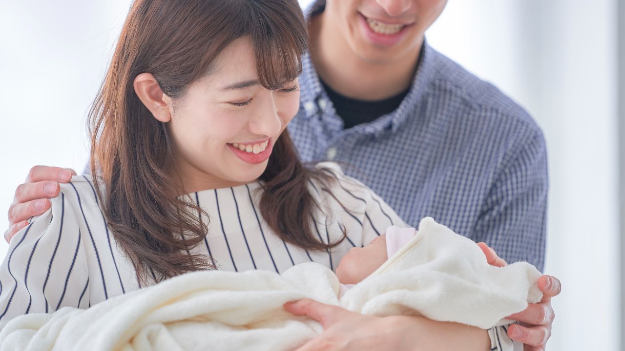 日本の少子高齢化を示す概念図、統計データと向き合う人々