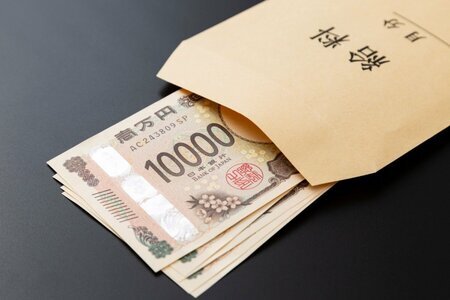 仕事の給料に見合わないと感じる労働者を示すイメージ画像