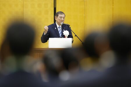 国家公務員総合職の新規採用者を迎える初任研修開講式、人材確保の重要性を示唆
