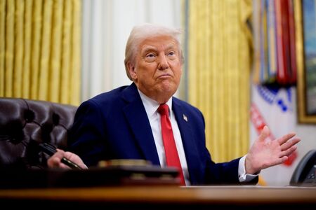 演説台に立つトランプ大統領。ウクライナ情勢やロシアへの対応に関する発言は国際社会で影響力を失いつつある。