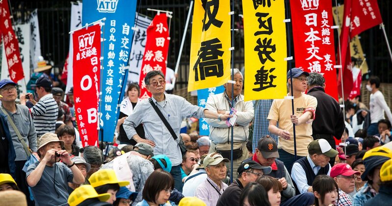 オフィスで働く人々：日本の賃金が30年間上がらない状況を象徴するイメージ