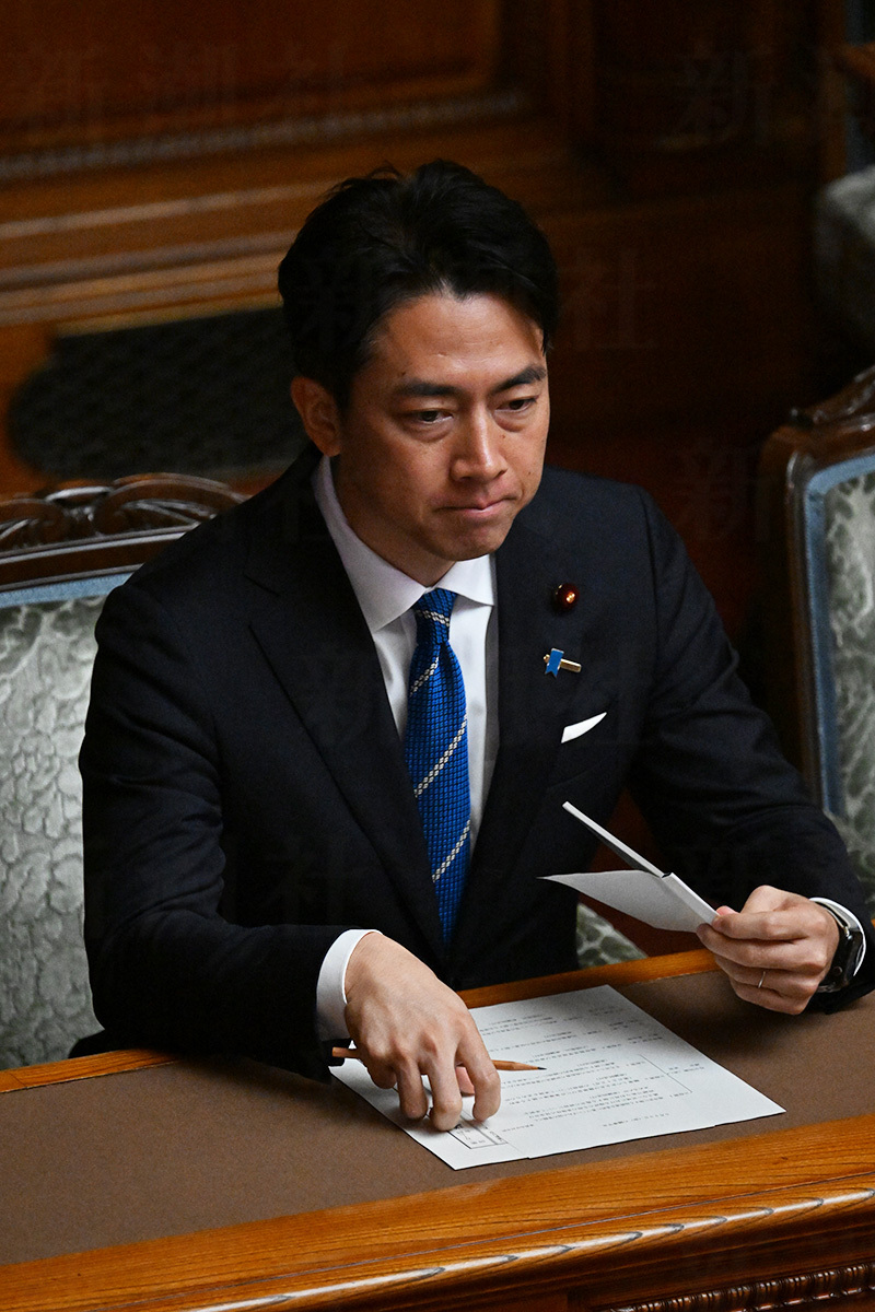 小泉進次郎農水相が米価政策について説明する様子