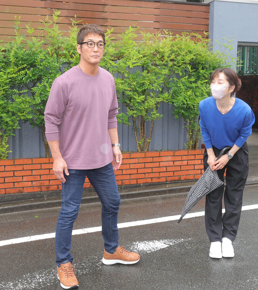 長嶋茂雄氏を追悼する長嶋一茂氏と妹の長嶋三奈さん