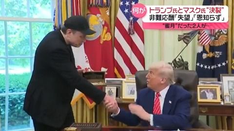 テスラCEOのイーロン・マスク氏が会見で話す姿