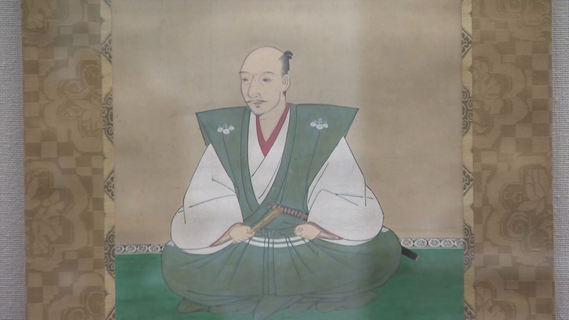 織田信長のあの有名な肖像画、実物を特別公開 双眼鏡で着物の