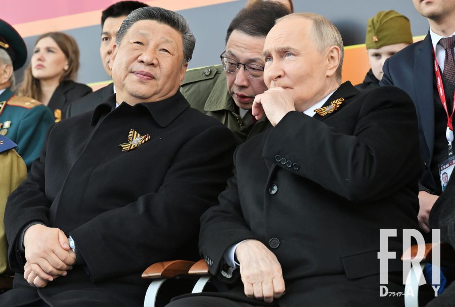 2025年5月9日、対独戦勝記念軍事パレードに参加した習近平中国国家主席と並ぶプーチン大統領