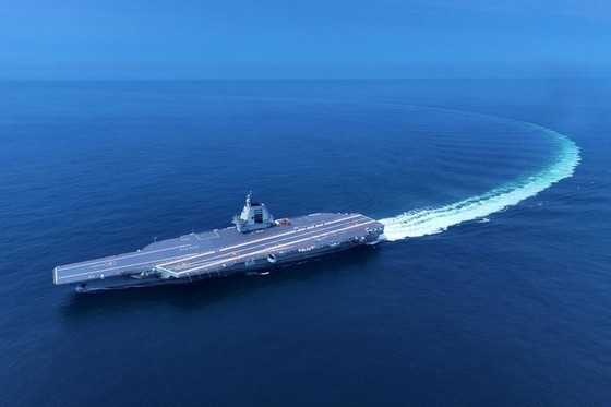 中国の最新鋭空母「福建」が黄海での軍事訓練に参加する様子。中国は同空母の早期戦力化を進めている。
