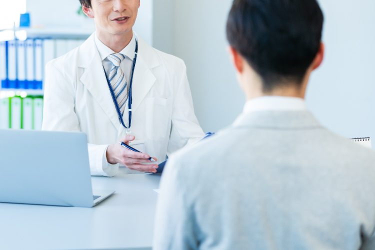 成人発達障害者が専門医の診断や治療方針を検討する様子