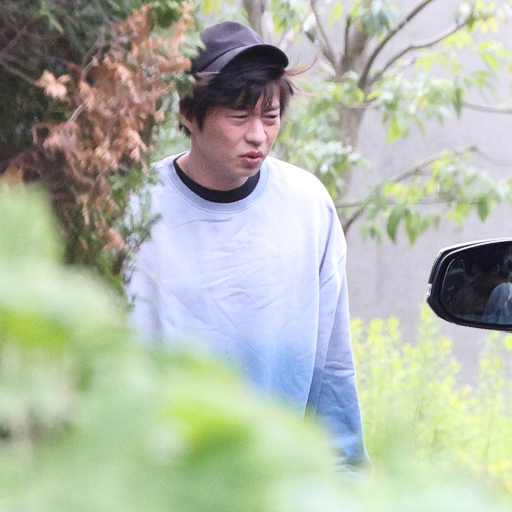 不倫騒動の余波、むくんだ顔で仕事場へ向かう俳優 田中圭