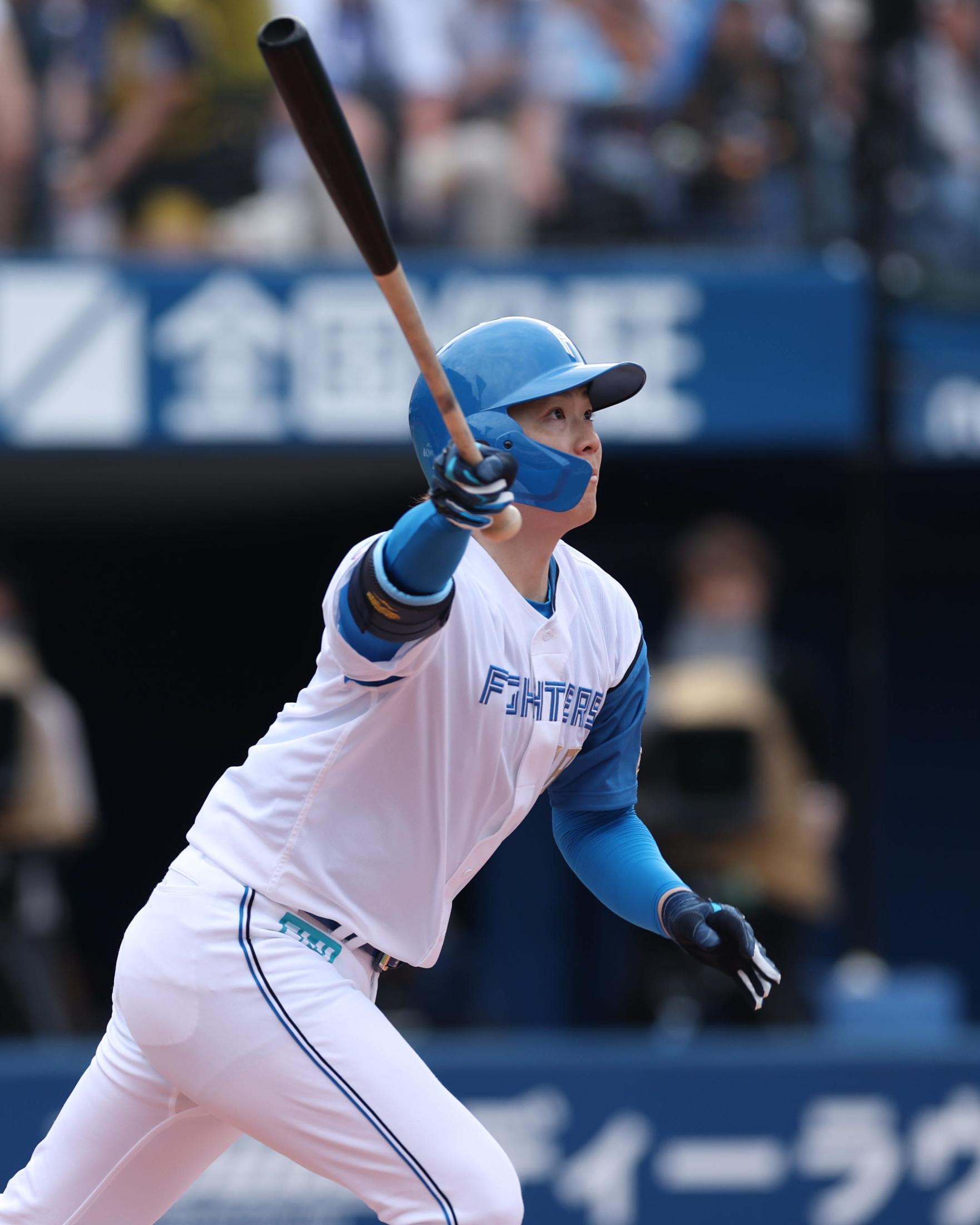 日本ハム・「6番・投手」山崎福也が右前2点適時打 塁上で
